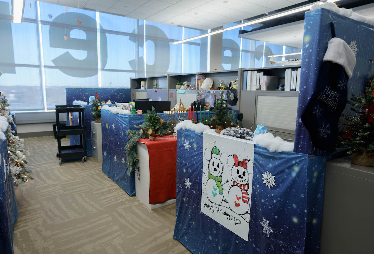 Staff desk decorating contest at LSC