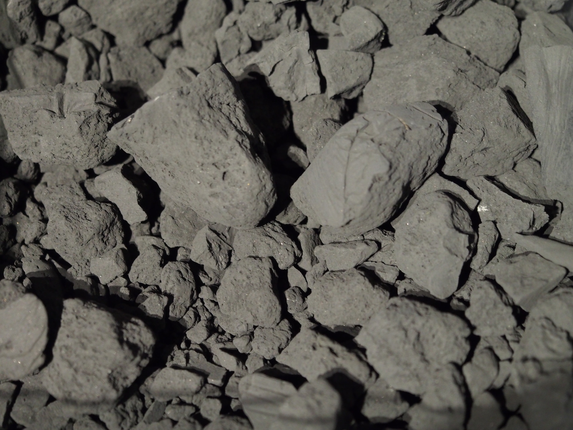 Surface gravel simulant of the asteroid Ryugu