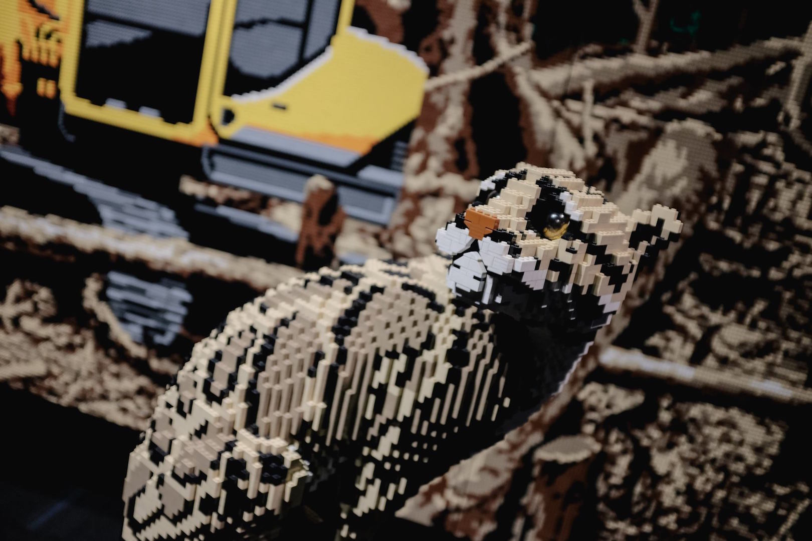 Sculpture of a snow leopard made of LEGO pieces in Sean Kenney’s Art Made with LEGO® Bricks