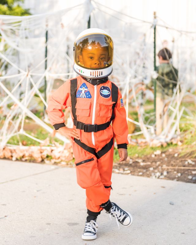 Kid in astronaut costume